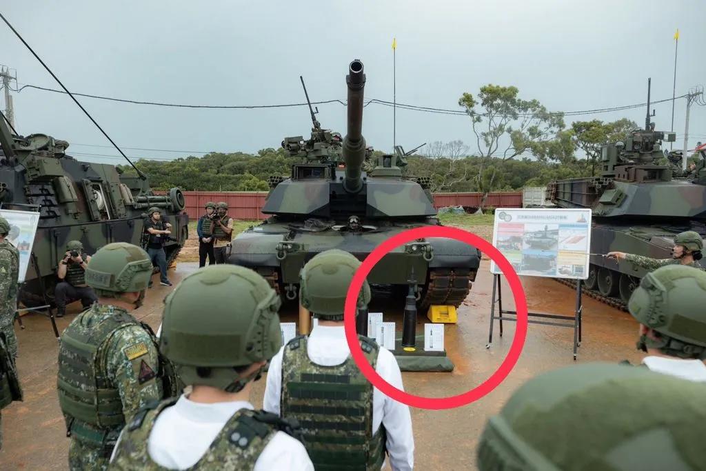 台湾地区陆军接收的M1A2T主战坦克昨天首次进行了实弹射击，共发射19发穿甲弹。