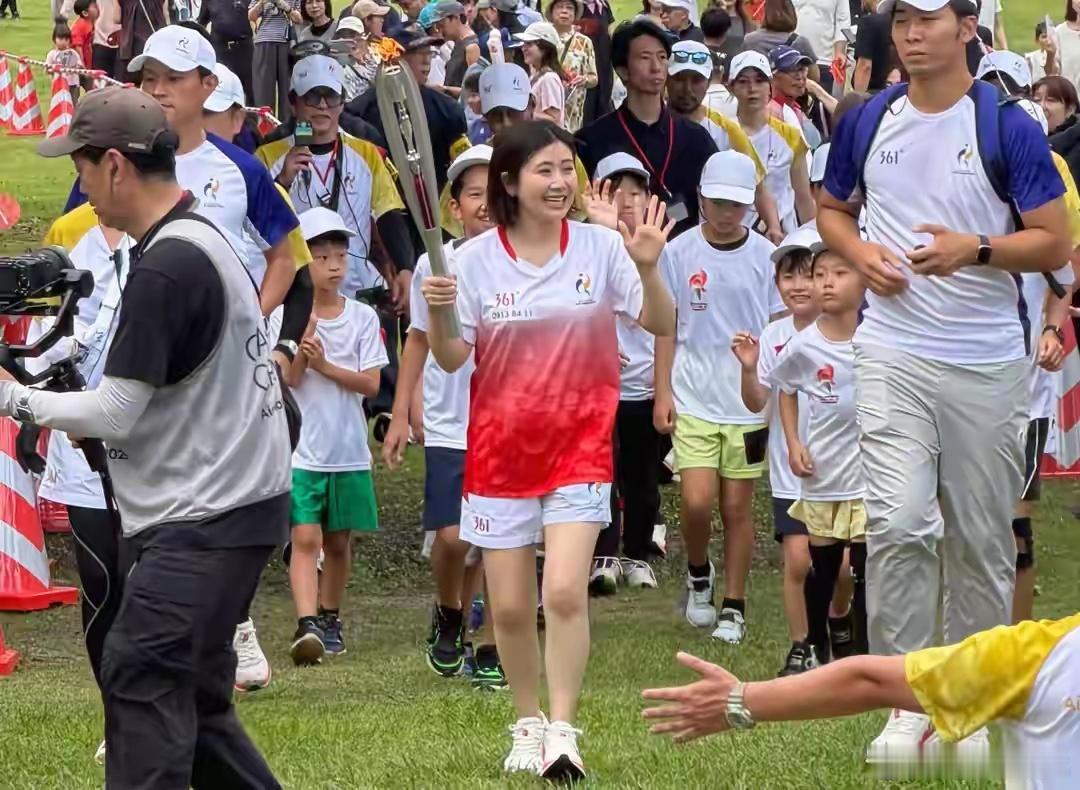 久别重逢，37岁的福原爱现身亚运火炬传递现场，依旧在日本拥有超高人气。她笑容灿烂