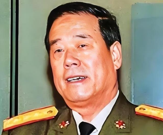 1986年，成都军区司令员傅全有来墨脱边防的军营视察，却看到军营三百多人全都身着