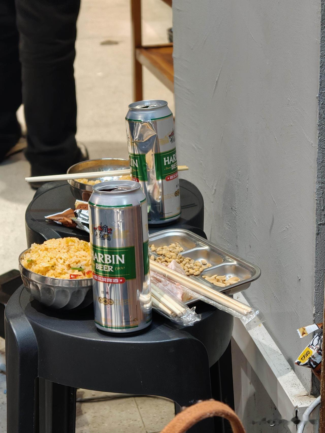 不要钱就这样浪费？昨天去一家饭馆吃饭，人气高要排队很久，店家就准备了很多小零食