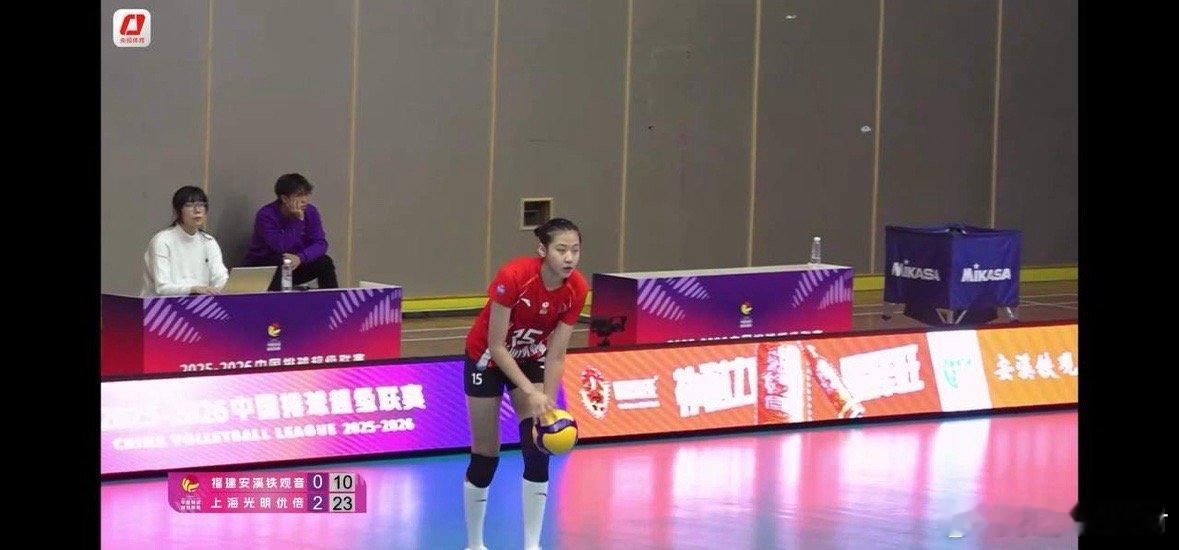 真是羡慕上海女排！不是因为他们有两名超强实力的外援，而是他们的板凳厚度！第三局上