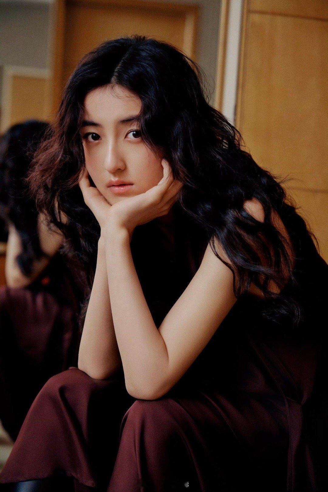 张子枫王安宇或将合作无孔不入从角色适配度来看，张子枫与王安宇若合作《无孔不入》，