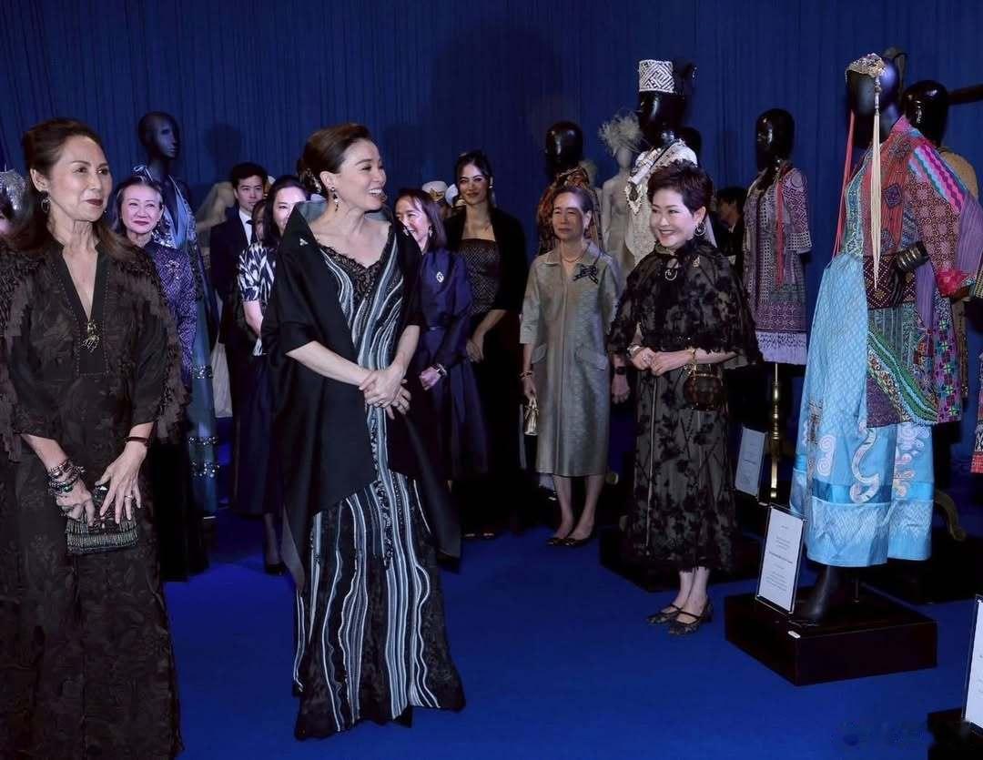 🇹🇭11月21日，泰国王后苏提达观看御用设计师AtelierPichita