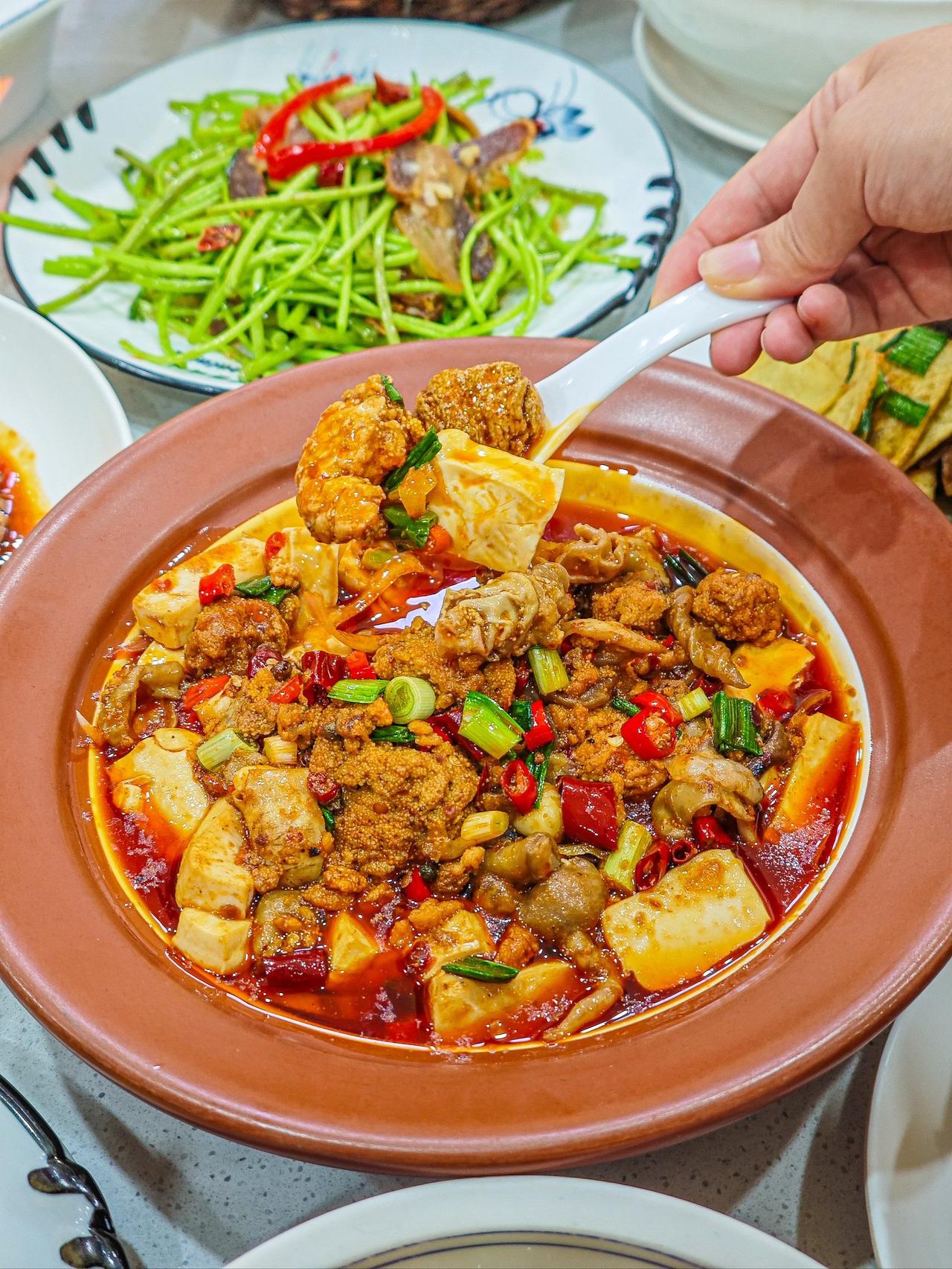 11、奋进江城共筑新篇来美丽江城武汉品尝美食，一定不要错过这道美味的鱼杂烧豆腐！