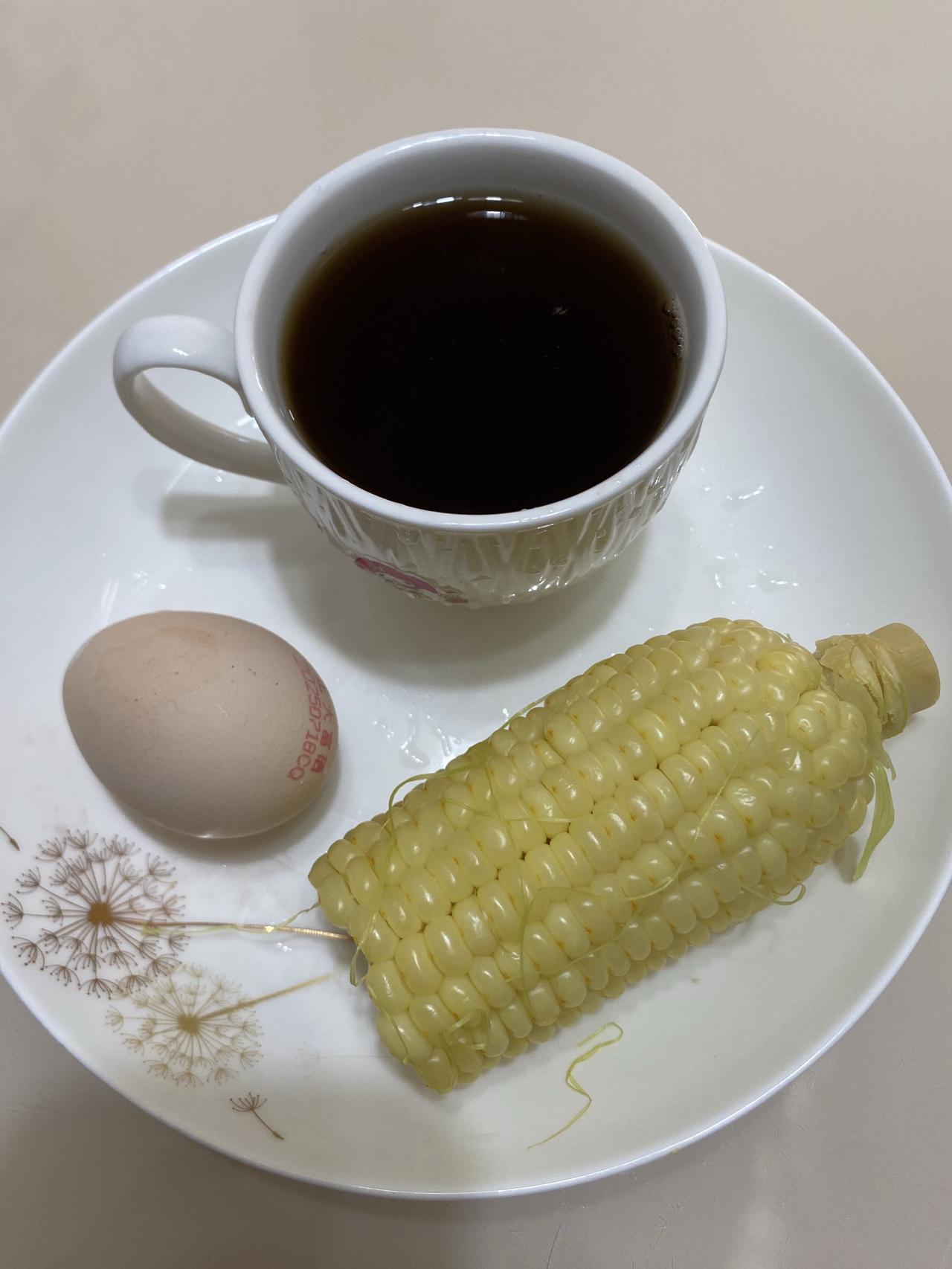 今天的减脂早餐：黑咖啡+鸡蛋+玉米.什么时候能下60kg？断断续续涨涨停停吃瘦不