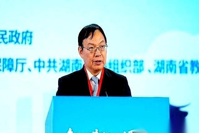 六险二金。一家7000多亿的国企。董事长亲自带队，跑到武汉大学去“抢人”。