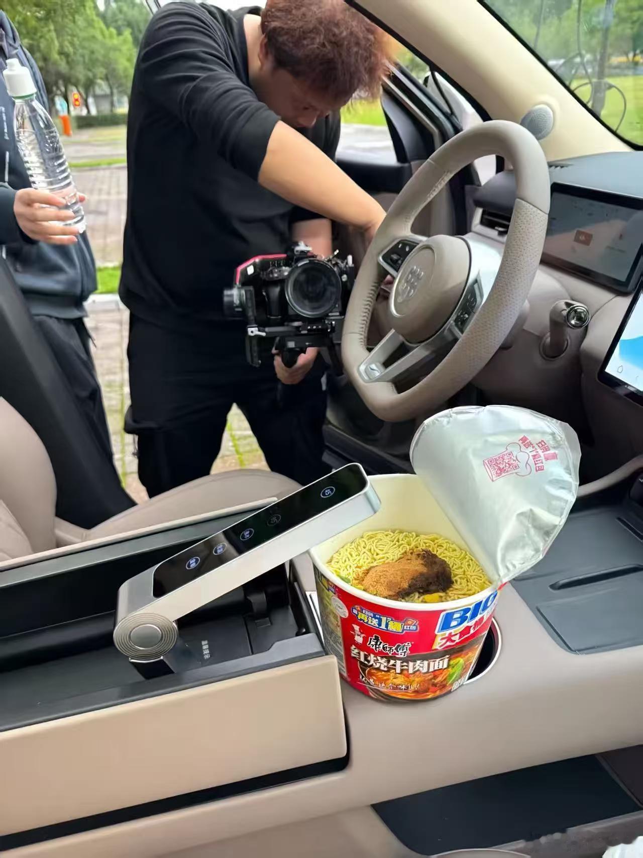 你们需要车内泡方便面吗？反正我觉得，有也可以，冬天在车里喝个温水也不错。