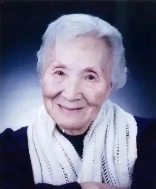 2007年，钱学森96岁大寿之际，寿宴现场高朋满座，忽然，钱学森看到角落中正坐着