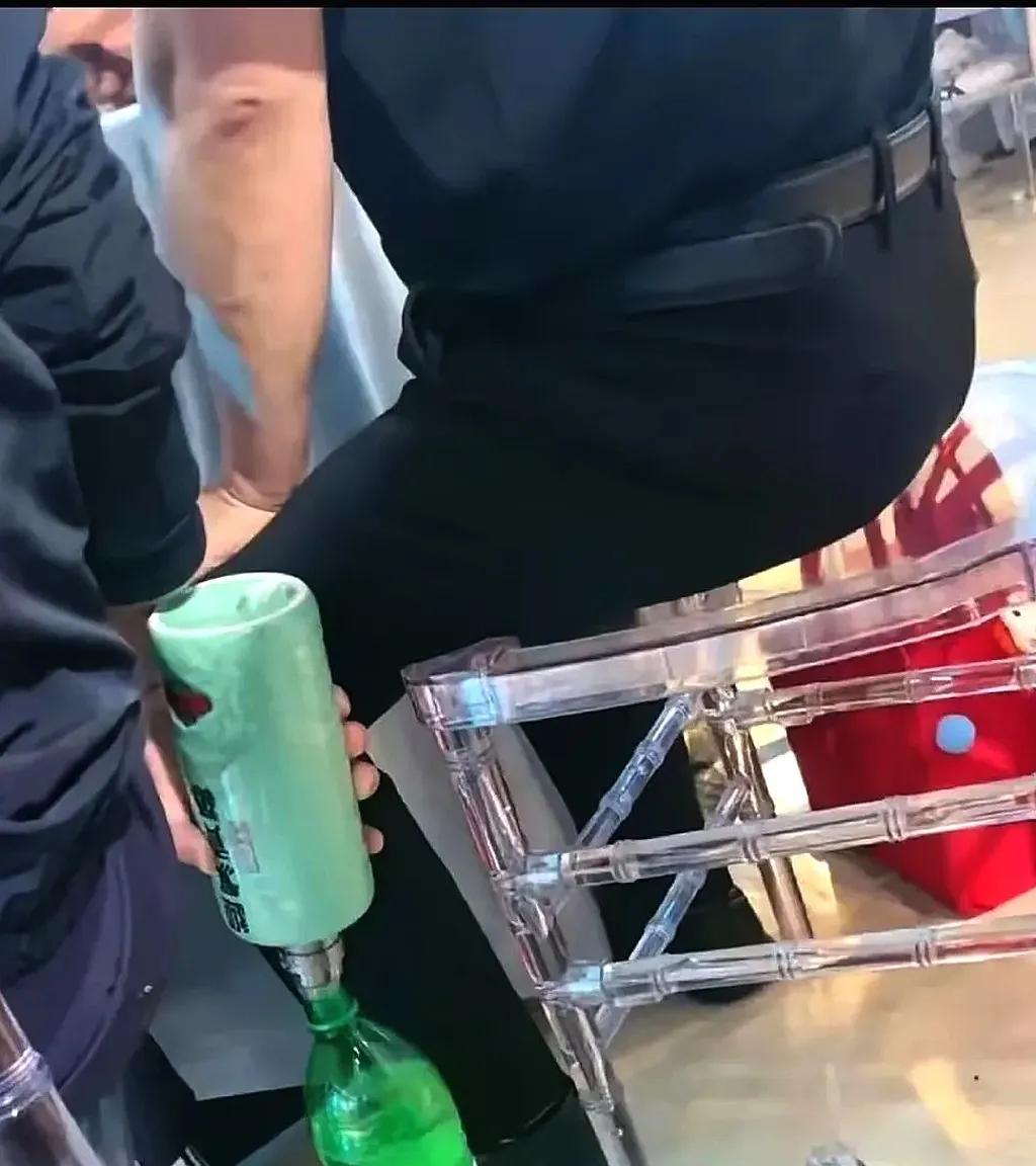 头一次看见偷酒的，大哥是个过日子的好手