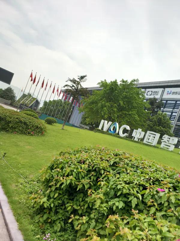 威帝股份，昨天买入还在后悔，没想到今天开盘强势涨停，我感觉明天还会回调，因为红柱