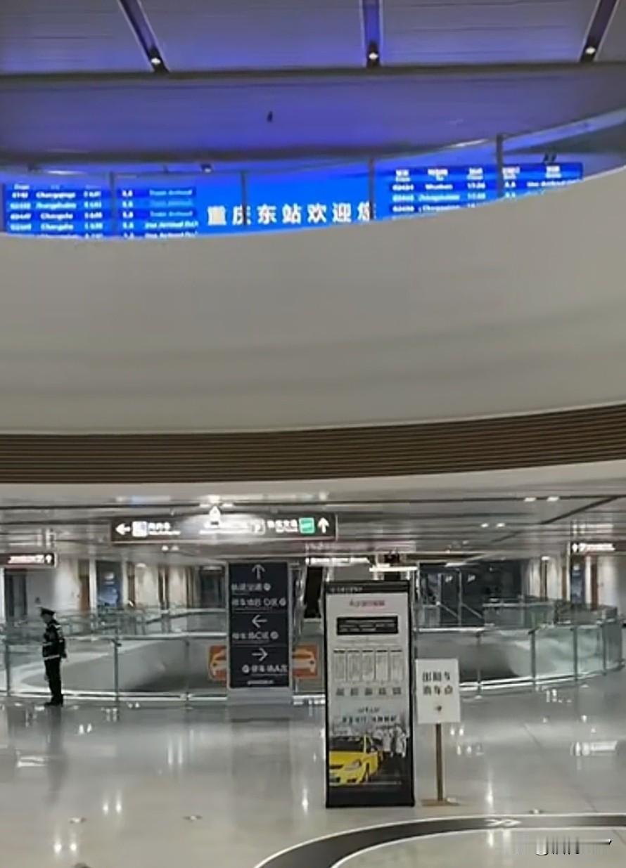 重庆东站风光了一阵子，现在突然变得有点冷清了，基本上没有几趟列车经过，整个站台稀