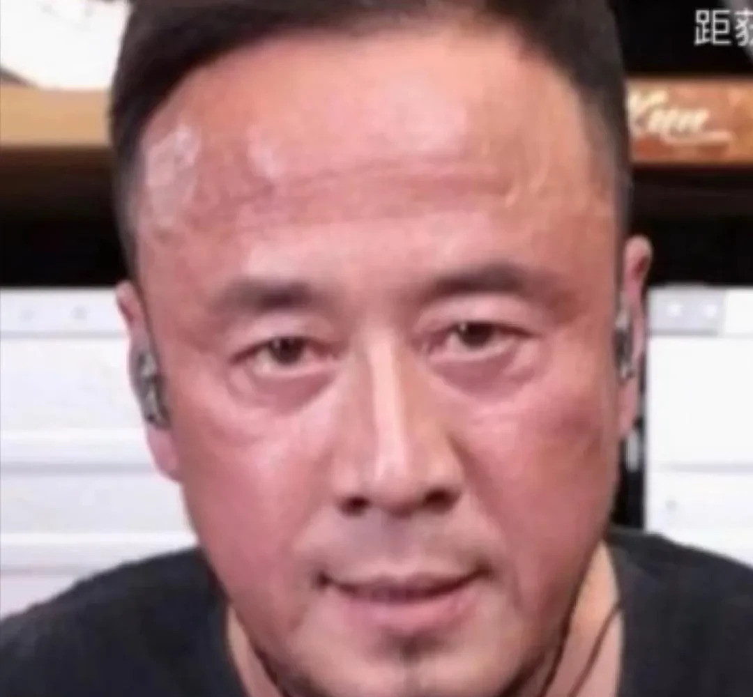 杨坤怒视四川芬达模仿者什么情况？！坤哥居然被模仿到火冒三