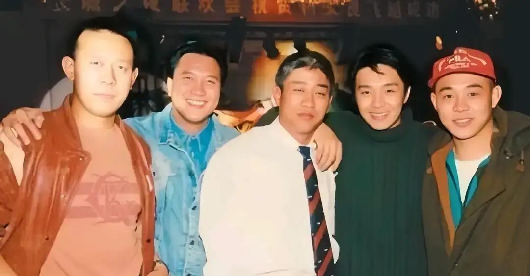 一张老照片把李连杰和姜文挤到两边，中间那位打领带的大哥稳稳站C位，气场硬是把两位