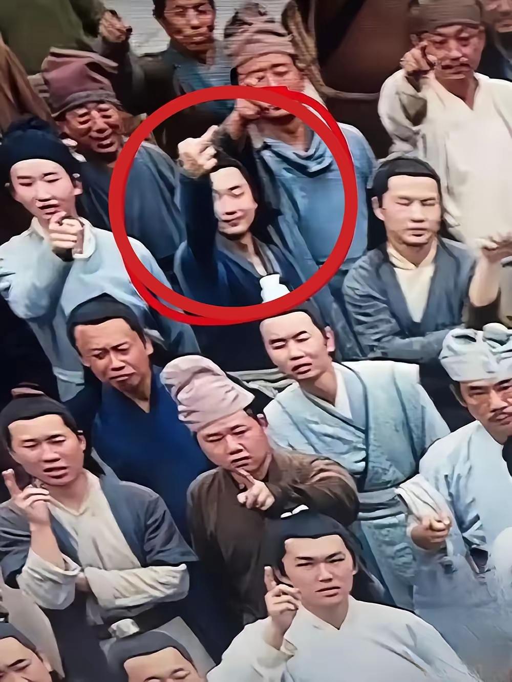 这是《庆余年2》里面的穿帮镜头。其实这个镜头本可以完美呈现。就因为“一颗老鼠屎”