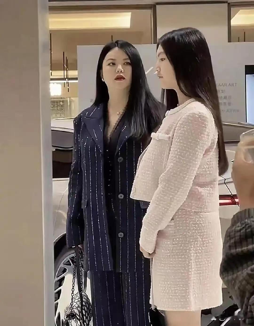 李湘女‏‎儿王诗‏龄现在身材越‏来⁠越像她妈了，完全一个模子刻出来的。‎