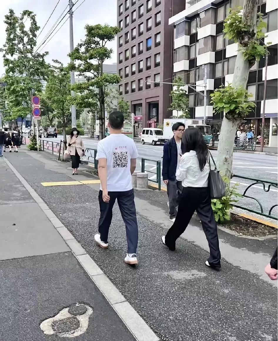 不得不说，刘强东就是朝着网红店方向一路狂奔。他肯定很羡慕周鸿祎，人家因为投喂事件