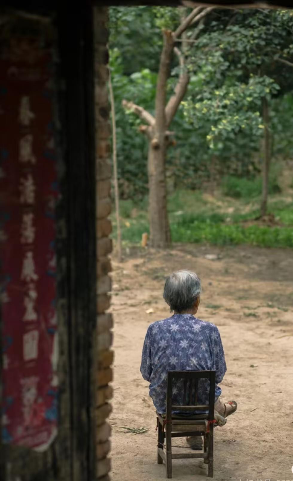 隔壁邻居的大妈哭着说:我真后悔当初没有听爸妈的话，他们叫我结婚生子，可那时年轻不