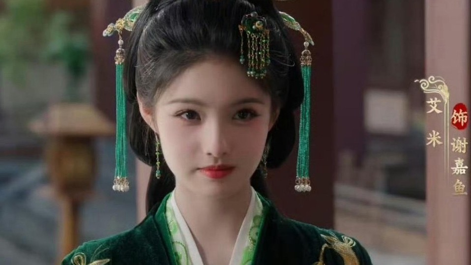 其实黄杨钿甜比艾米个子高不少，但反而艾米不像儿童，就是少女的感觉