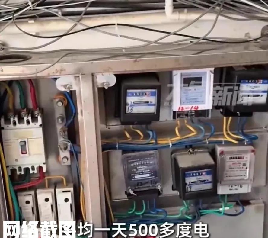 广西南宁有女子开了五十平的粉面店。只是女子前往缴纳电费时，才发觉自己的小店一