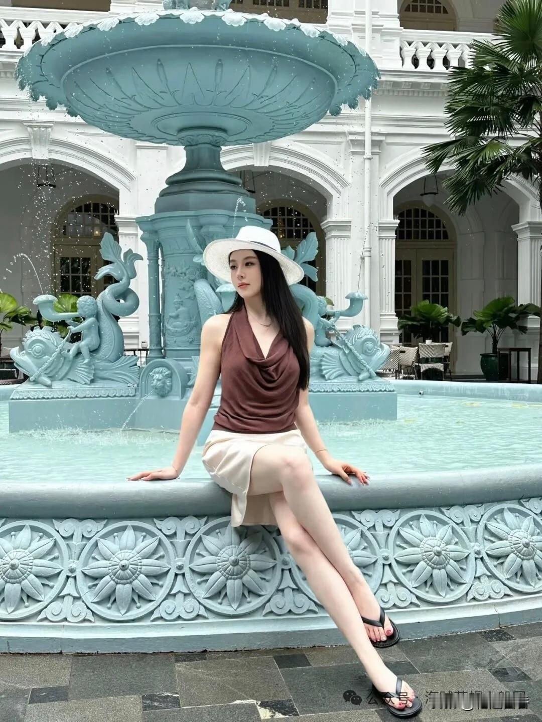 热带风情度假照，白裙飘飘，绿意盎然