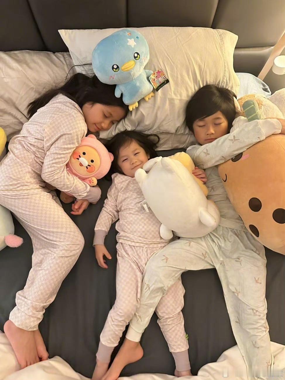 钟嘉欣结束工作回到加拿大晒出三个孩子温馨睡觉合照：没有什么比得上家。老公孩子在加