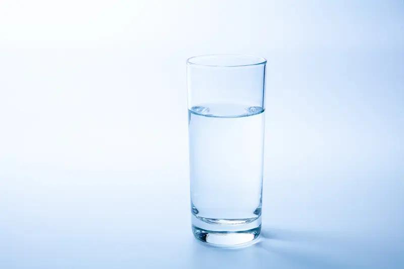 上海有网友发现DASHLAND酒吧招牌上“大师凉白开”卖28元，这事可在网上炸