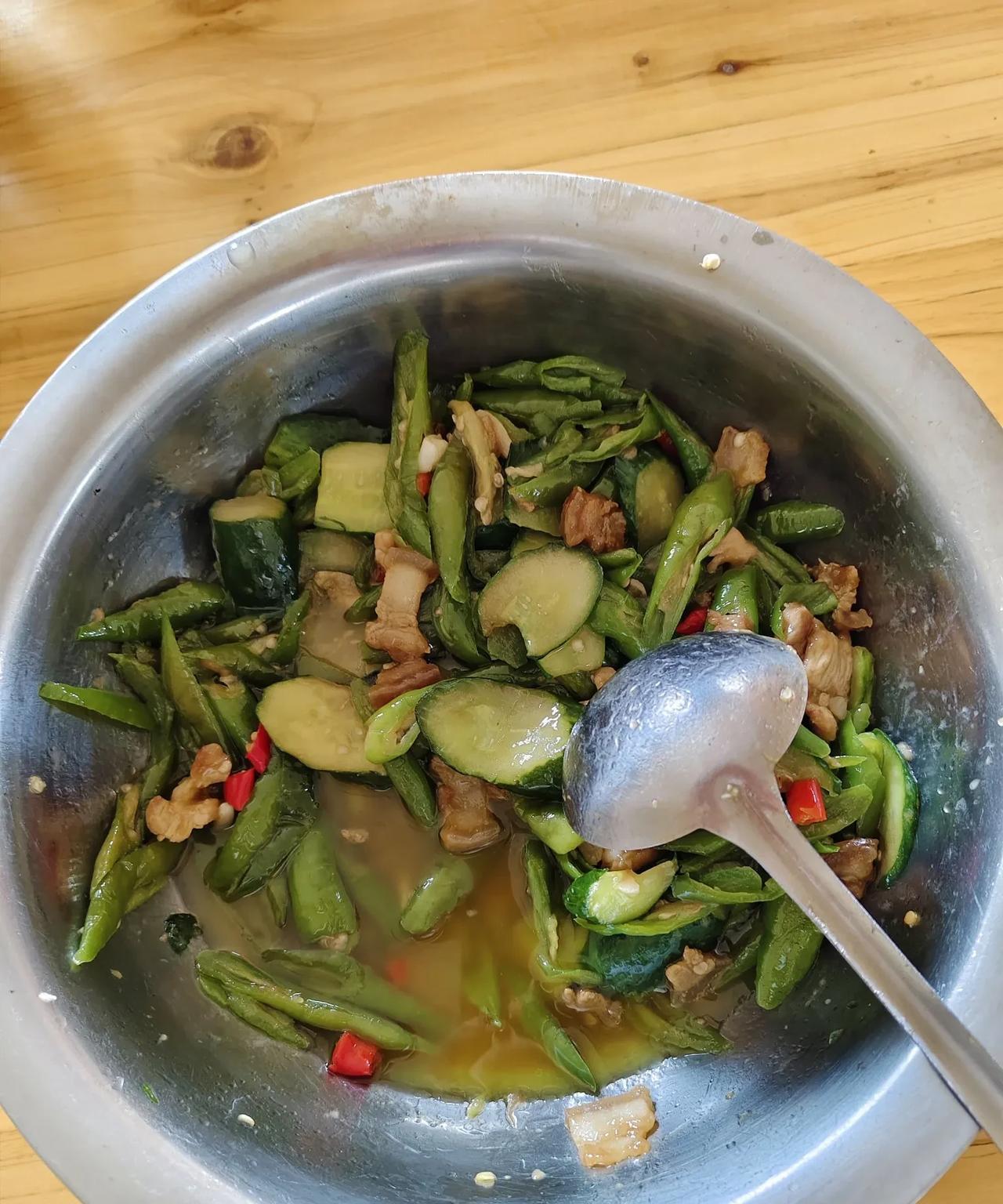 我们公司的食堂阿姨，实在让我不知道怎么说了，想想吧，突然又觉得想笑。今天上午，