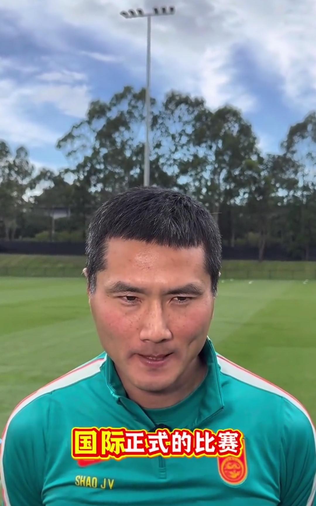 国足不是全上主力老队员就能战胜对手！既然没有完全的把握取胜，那为什么不多上年轻球