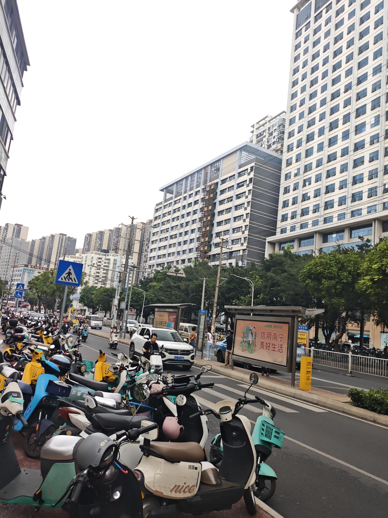 刚看到南宁一个物业公司招小区秩序员，三班倒，月休4天，月薪：2200。这工资就是