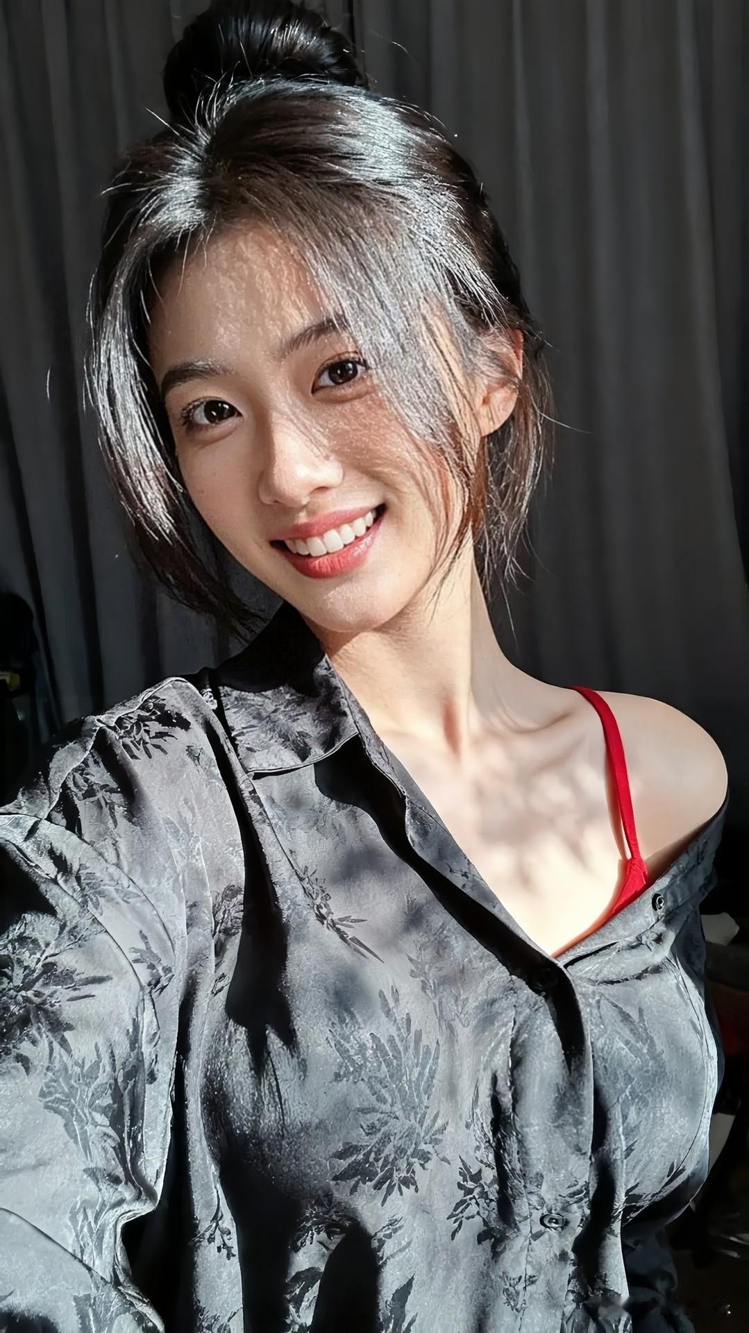 小姐姐甜笑勾人，穿搭时髦亮眼，只一眼就彻底沦陷咯～手机随手拍记录美好点滴用一