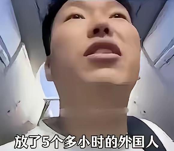 一位新疆小伙曾在登机口质问乘务长，他说：“我们坐的是中国的飞机，飞的是中国的航线