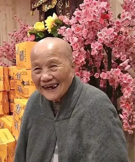 你无论如何都想不到这位印开师太居然是天后王菲的亲姨妈老人家已经88岁了自己
