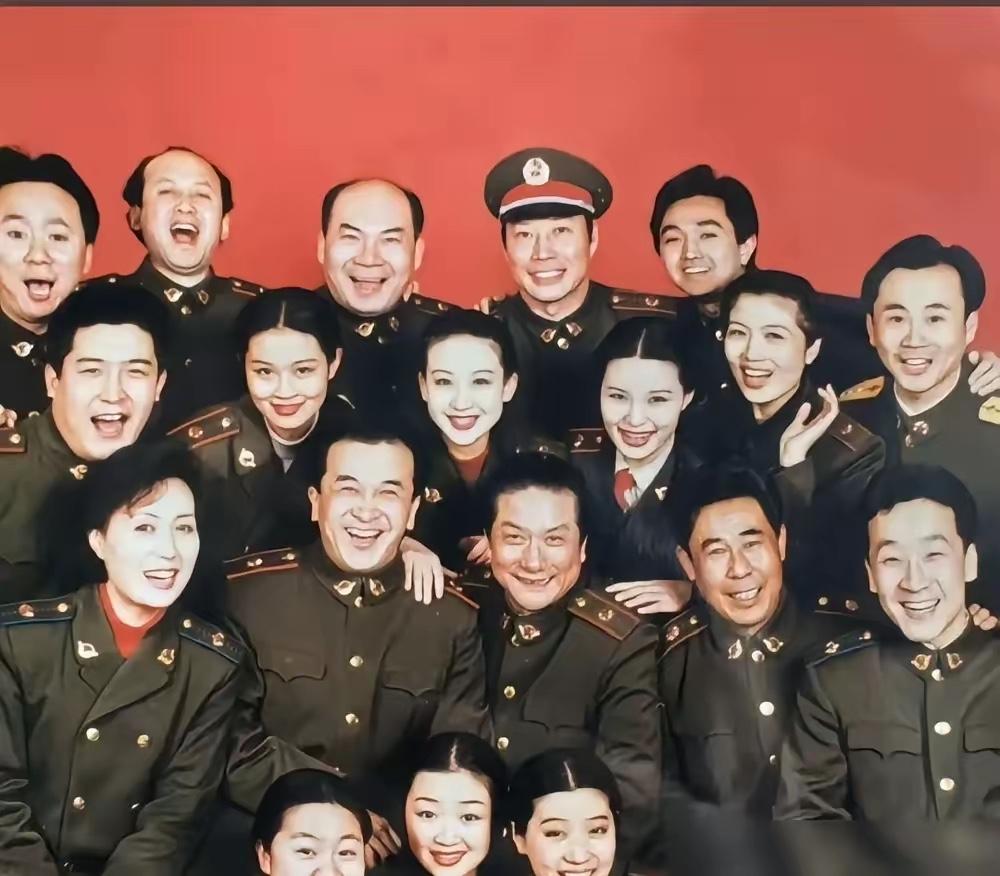 郭达老师，快别笑了，快介绍一下你身边的同事们，他们都是谁呀？里面有好多明星啊，能