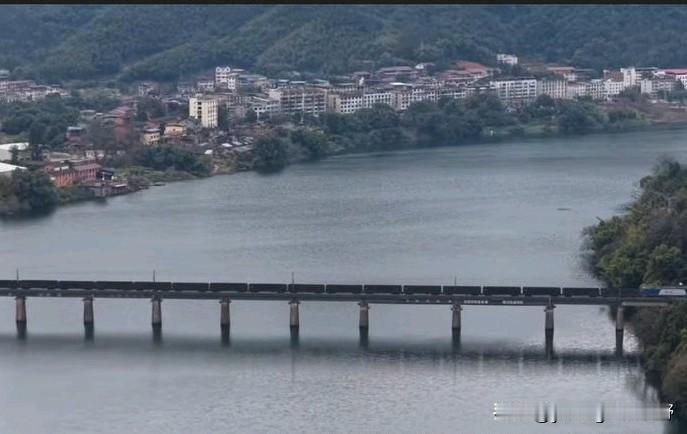 曾经福建省内最大的铁路枢纽，来舟火车站。来舟火车站位于南平市来舟镇，此处原本也只