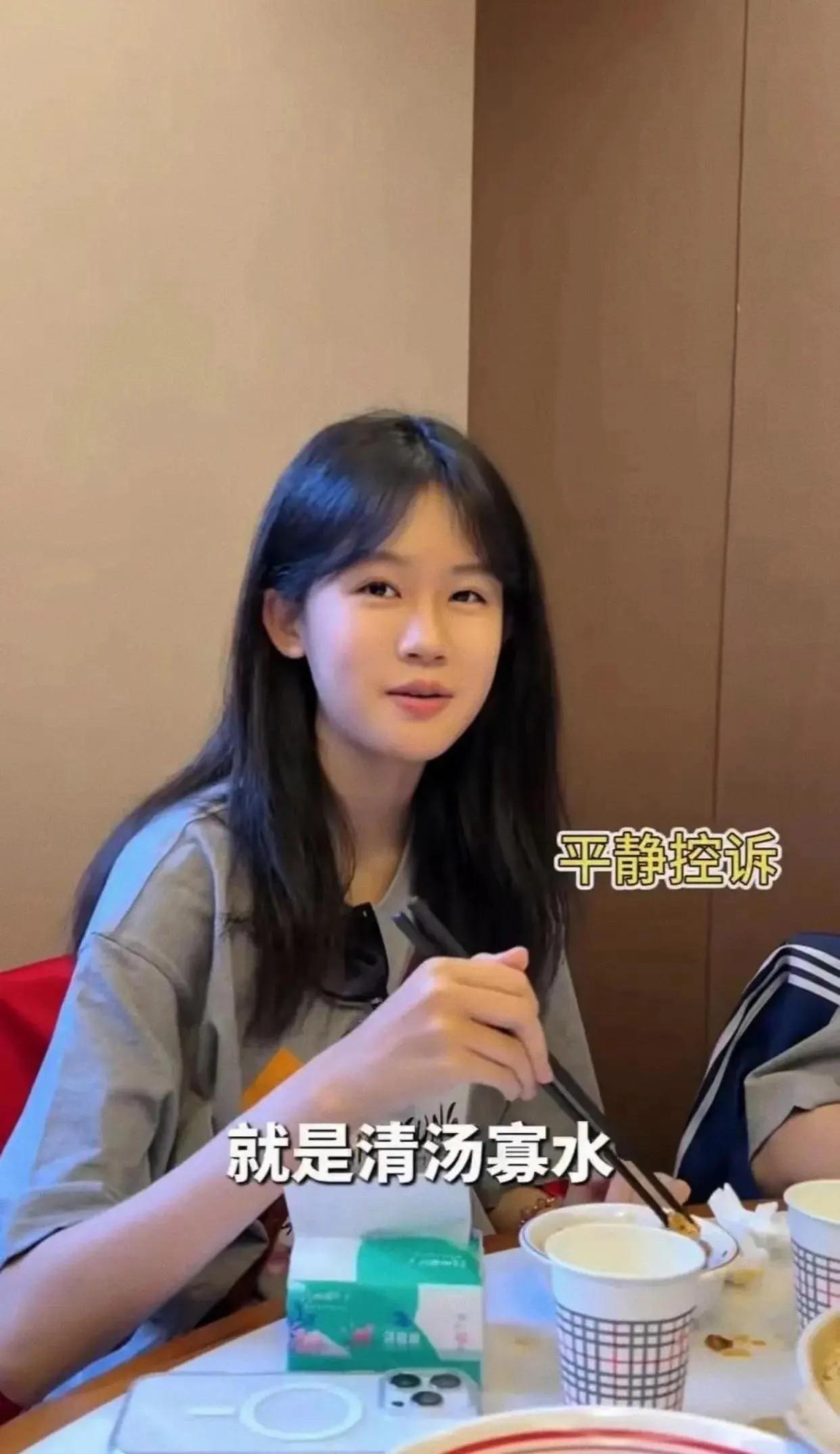 陆毅的女儿长大了，颜值出众！近日有网友发出陆毅一家人吃饭的场景惊呼，16岁的贝
