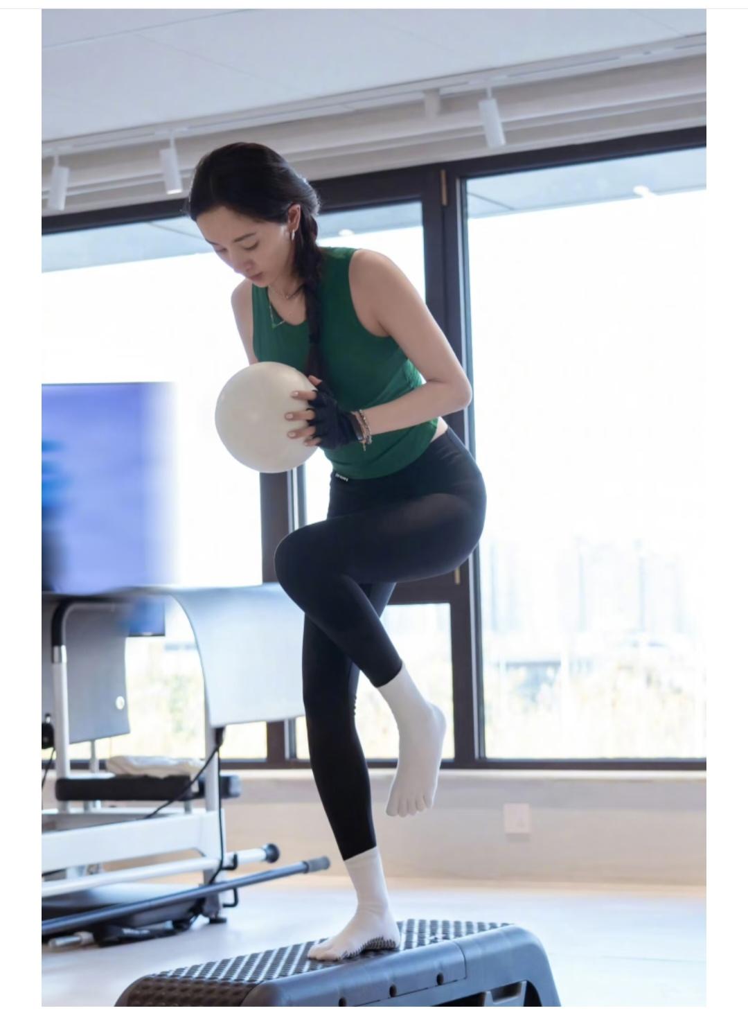 杨幂，脚上的五指袜看着好不舒服。