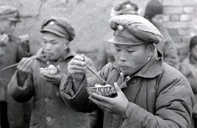 1948年，一国民党士兵饿的受不了，跑到了解放军阵地，背了一袋子馒头回来，战友们