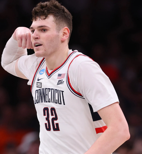 克林根被爆摆烂除了他自己发挥问题还有几个原因第一个就是体力问题，克林根一个重型