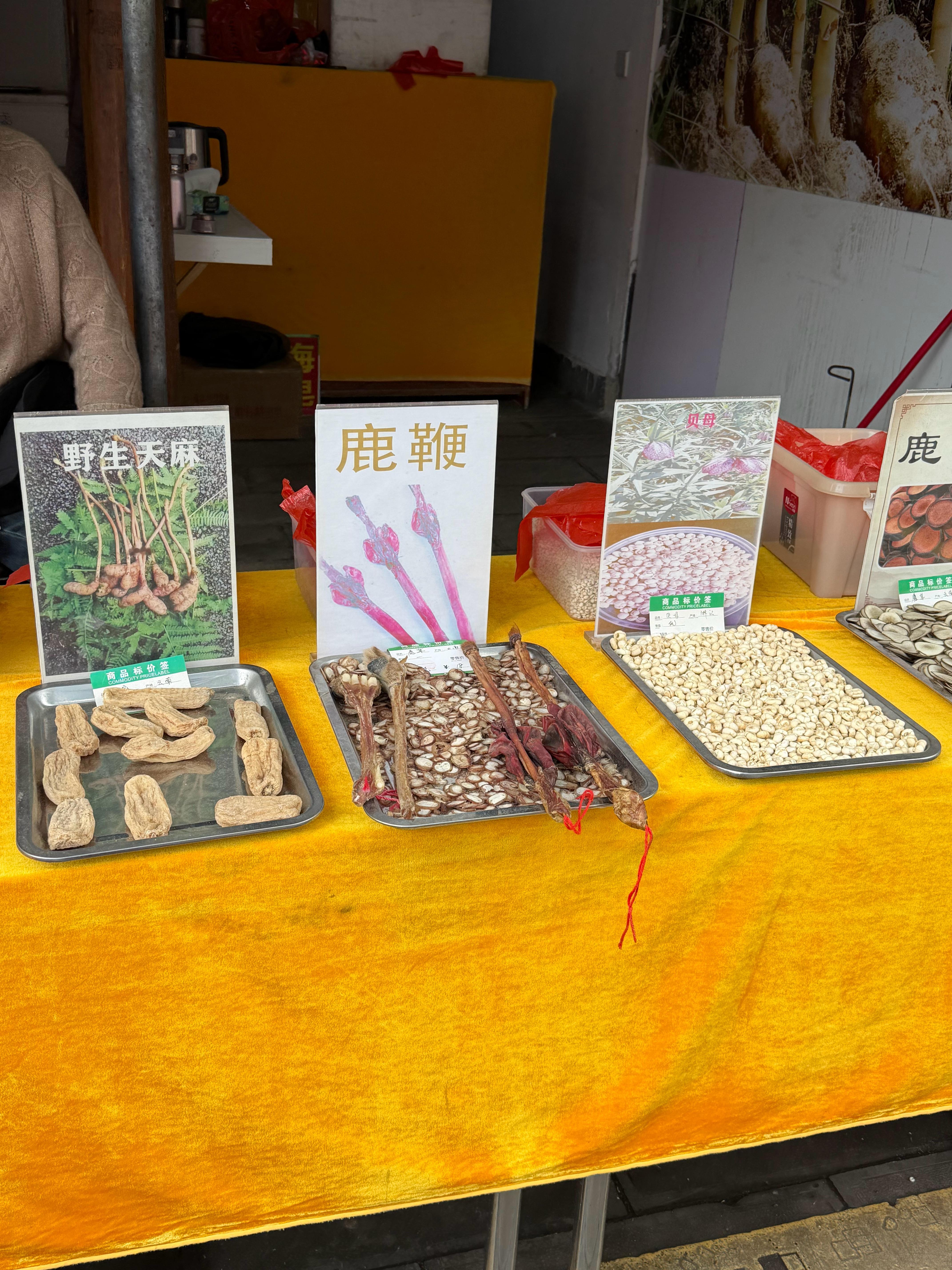 好家伙～都是冲着中年男士来的啊腾冲·热海火山国家重点风景区