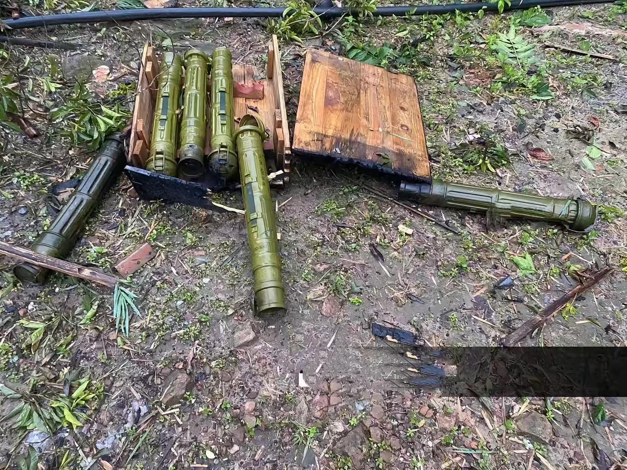 这些是柬埔寨军队使用的一些武器弹药，已经被泰军缴获的武器弹药。说实话，虽然我