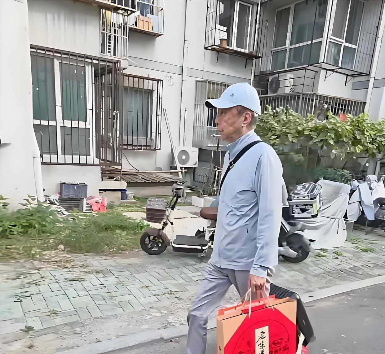 冯巩与姐姐在大哥家过中秋节，父母不在了，兄弟姐妹却感情依旧冯巩中秋回津：哥姐家