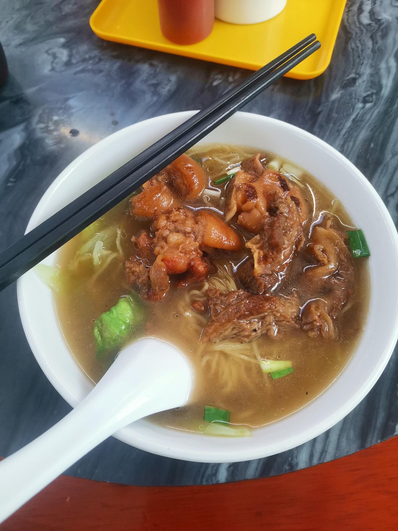 有没有广东的朋友！这样一碗猪手牛腩面看起来非常有食欲，不到20块块钱一大碗，