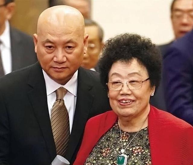 1995年，陈丽华和儿子商量生意的问题，迟重瑞突然插了一句。只见，陈丽华瞬间变了