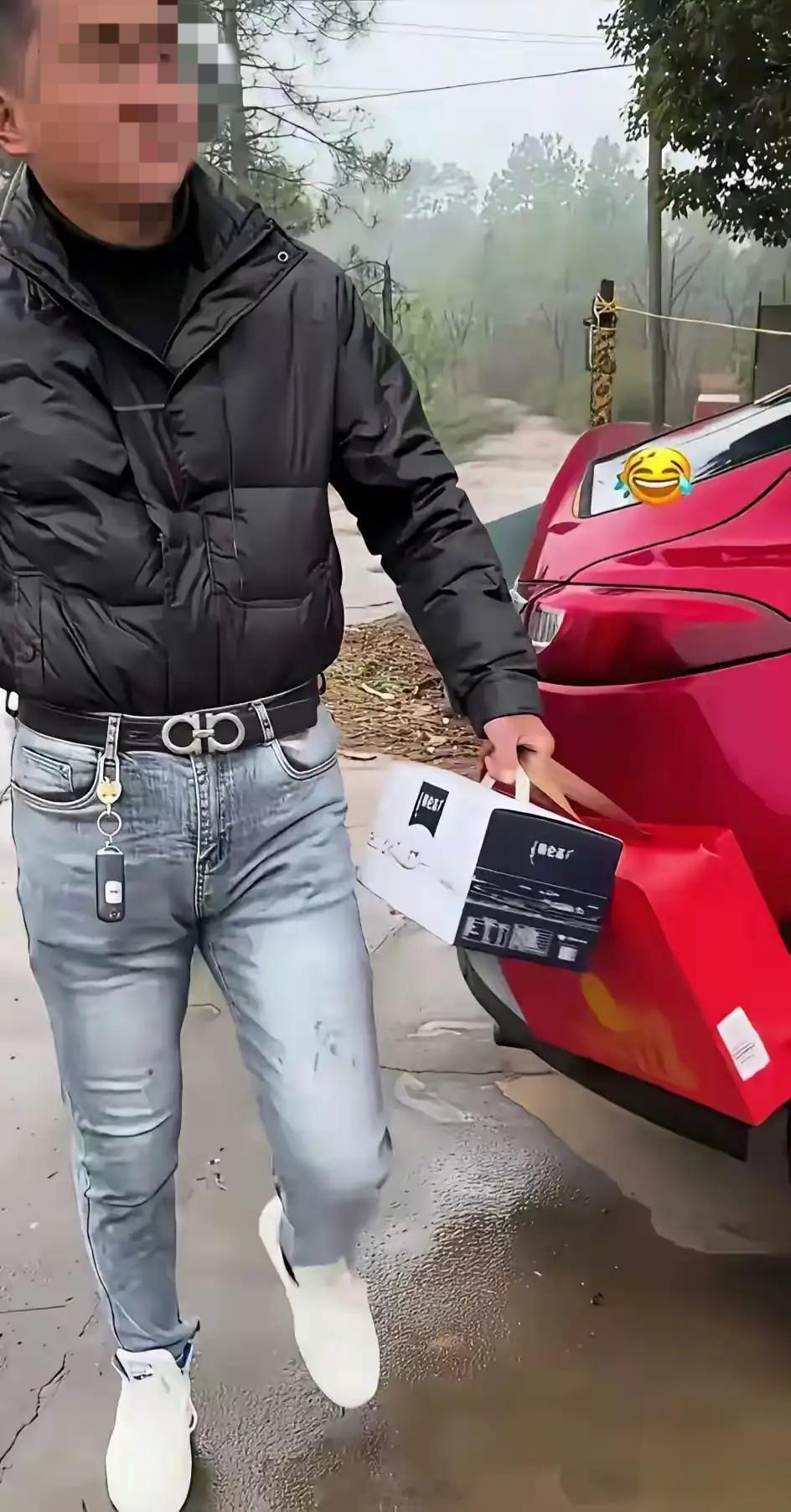 羽绒服扎进裤腰就是为了露个车钥匙