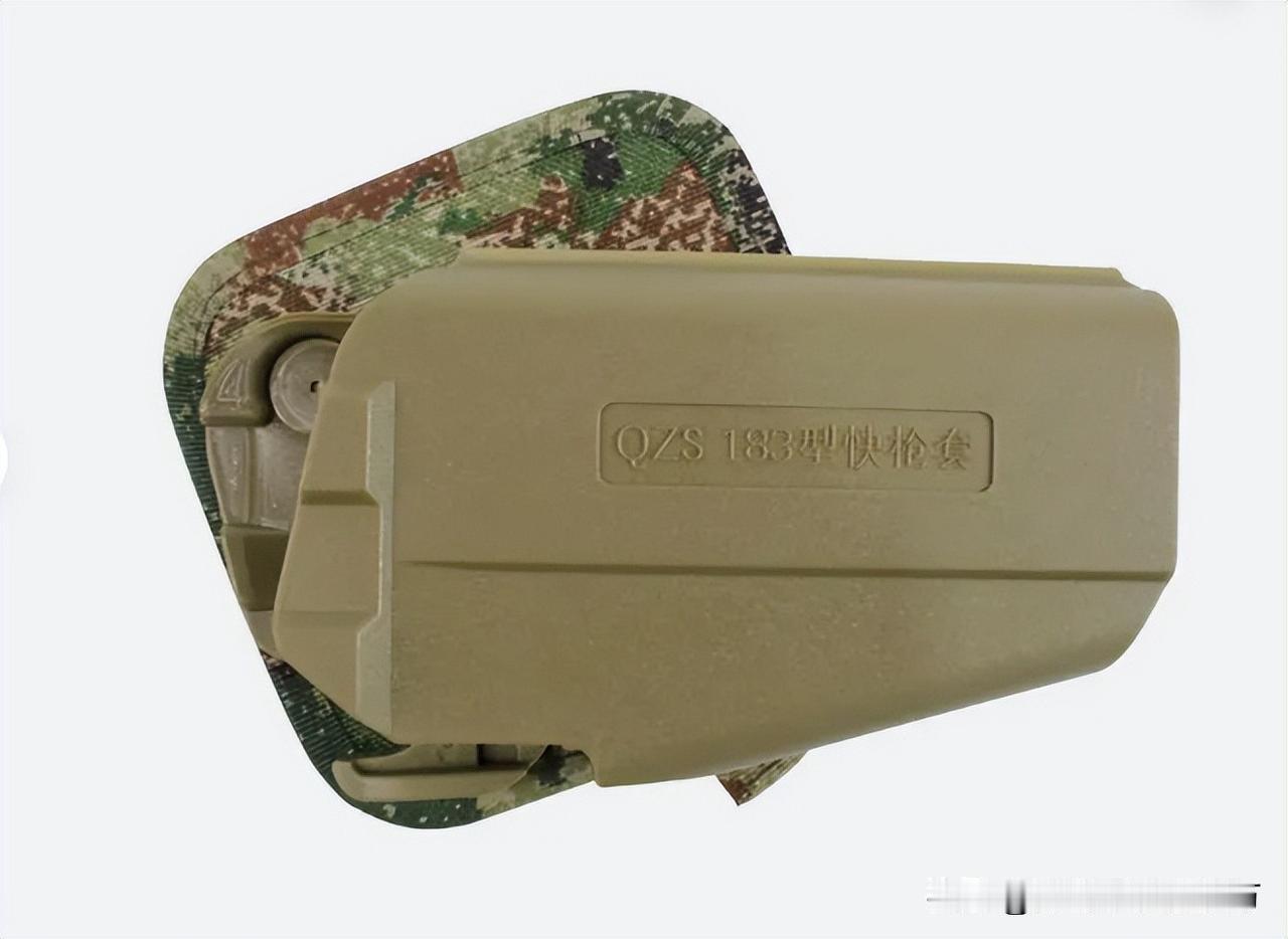 54式手枪搭配183快拔枪套，看上去很不错——QZS183型快拔枪套是我军近年列