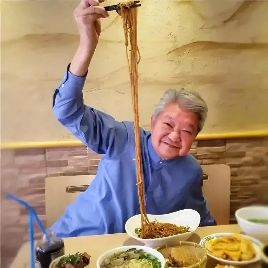 香港作家蔡澜说：“男人的首要任务是脱贫，不是脱单。女人慕强的本性，决定了她永远都