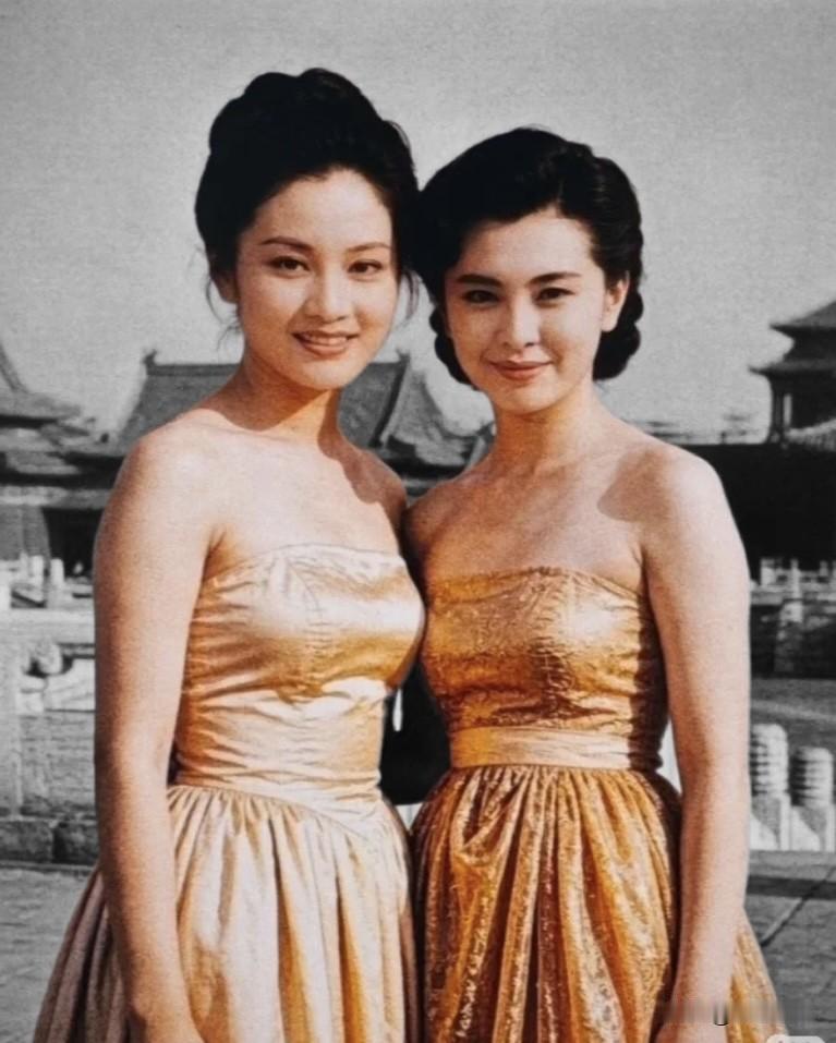王祖贤瞿颖1990年故宫同框，这张老照片太珍贵！两人的颜值气场双在线，美得太过夺