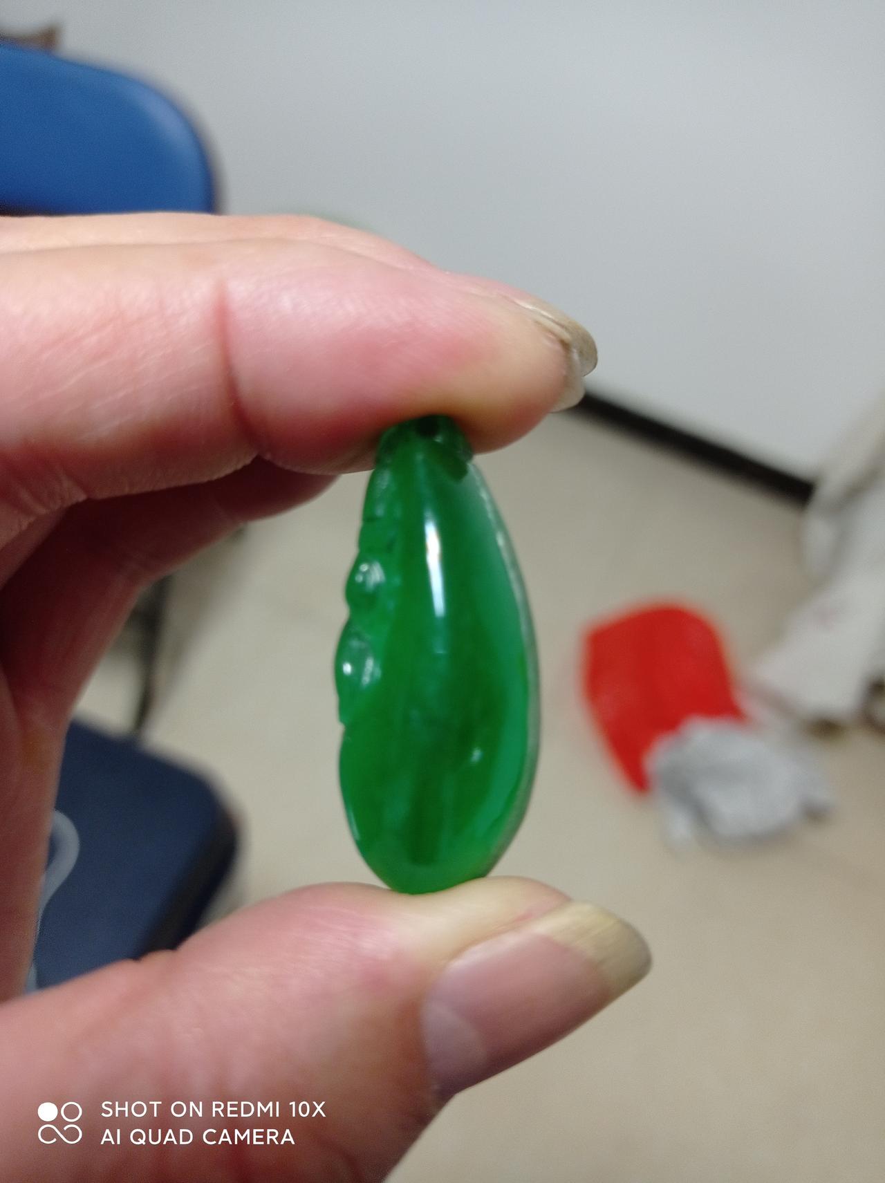 龙石种翡翠小吊坠，低调却奢华得令人心醉。就像展观龙石种帝王绿翡翠挂件，那抹浓艳
