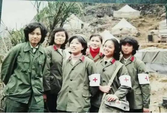 1983年，老山战役中，几名战士脱下军裤，面对女军医，双腿敞开，尴尬不已。女军医