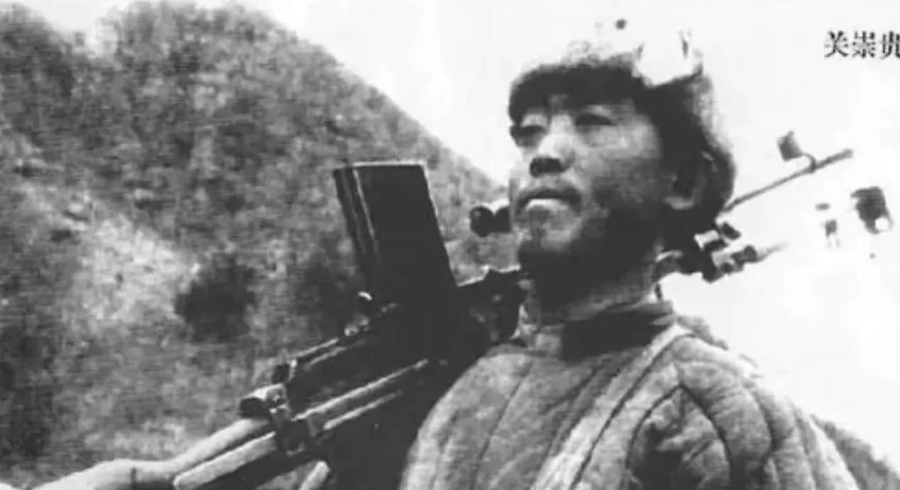 1950年，抗美援朝战场。42军战士发现件怪事：一座荒山上，美军飞机连炸三天。炮